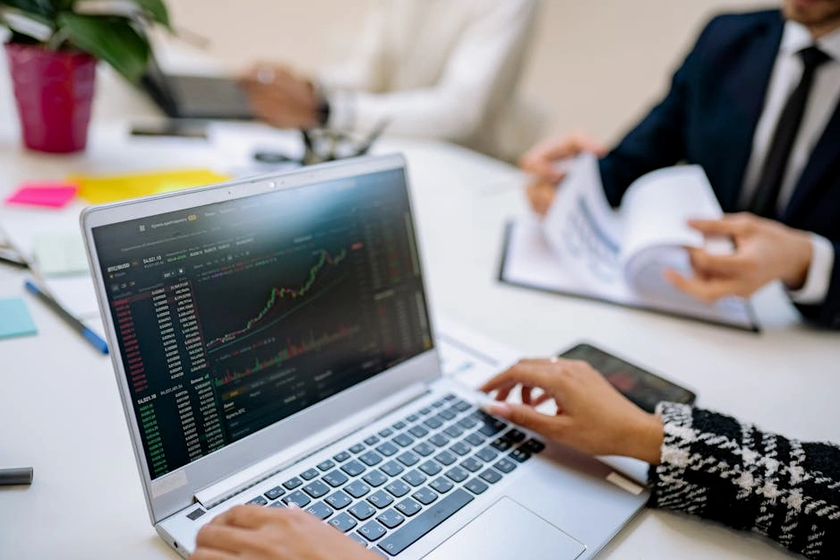 Obchodní platforma DirectInvest zobrazená na více monitorech.